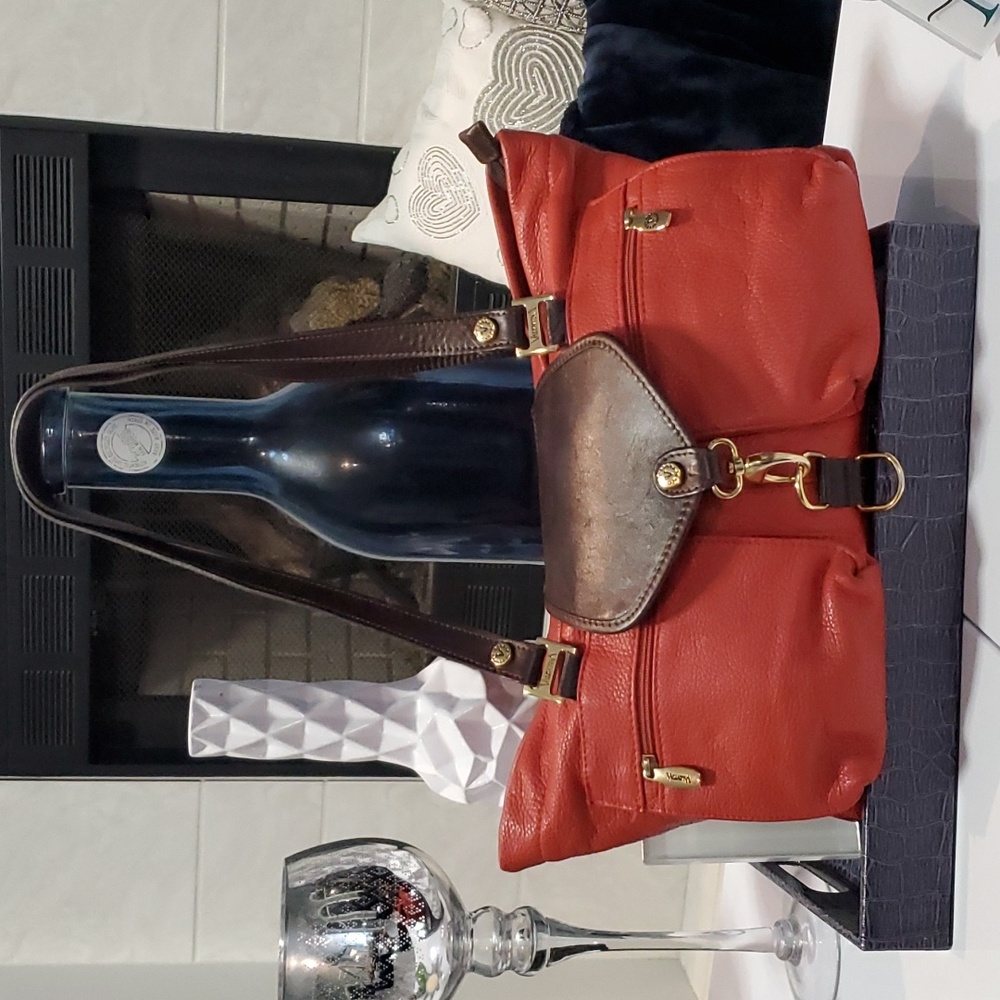 VALENTINA SHOULDER BAG 15"w nice soft leather, lightweight bag.